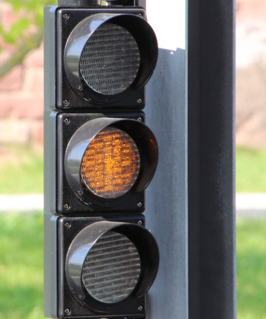 LED燈的插裝：立式插件機如何保障交通信號燈的質量