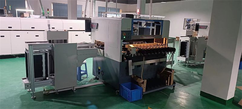 人機協(xié)作：自動插件機與工人共塑未來工廠